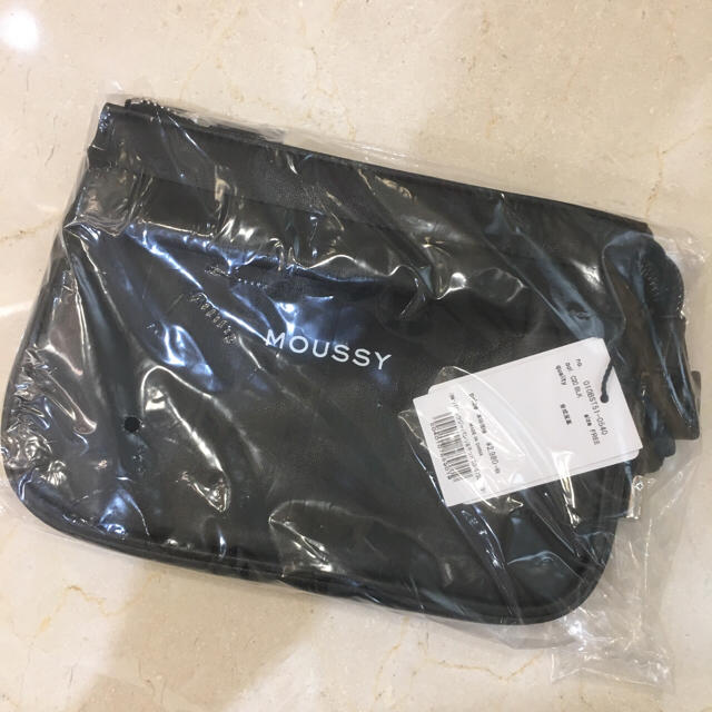 moussy(マウジー)の新作完売♡MOUSSY SOUVENIR PU SACOCHEロゴ入りサコッシュ レディースのバッグ(ショルダーバッグ)の商品写真