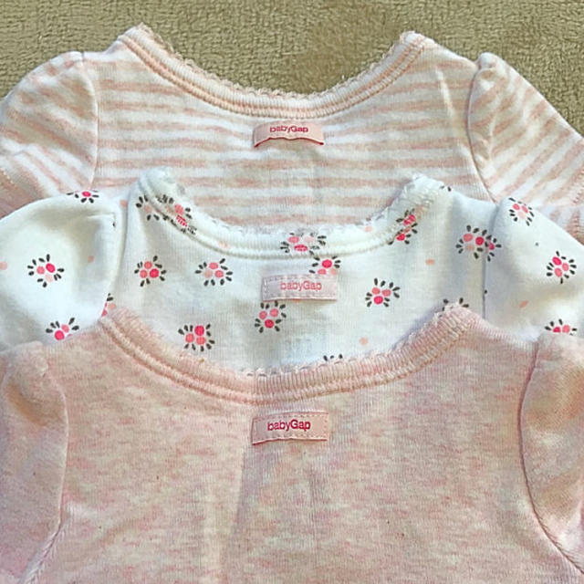babyGAP(ベビーギャップ)の花柄 半袖 ボディーシャツ 3枚組 キッズ/ベビー/マタニティのベビー服(~85cm)(ロンパース)の商品写真