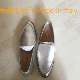 トゥモローランド(TOMORROWLAND)のエリー様♡新品未使用 シルバースリッポン Made in Italy  (ローファー/革靴)