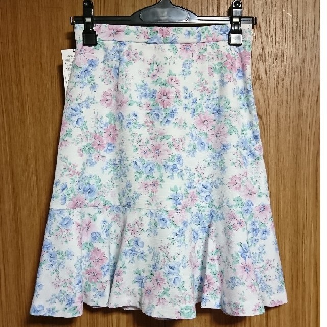 LAISSE PASSE(レッセパッセ)のレッセパッセ マーガレットプリントスカート 新品 レディースのスカート(ひざ丈スカート)の商品写真
