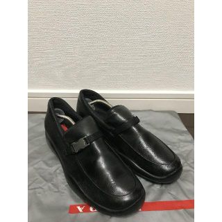 プラダ(PRADA)の●4.2万プラダスポーツカーフ総レザー刻印入りバックル付シューズ●美品(スニーカー)