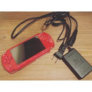 プレイステーションポータブル(PlayStation Portable)のPSP 2000 ディープレッド ジャンク （アナログスティック・充電器接触）(携帯用ゲーム機本体)