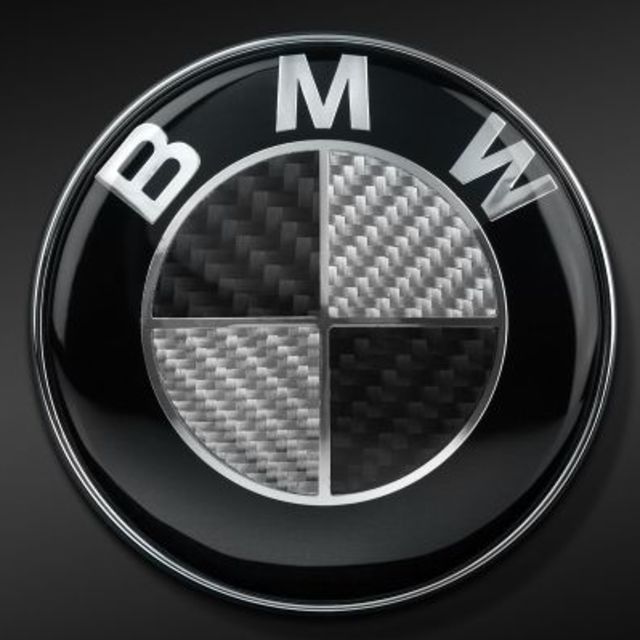 BMW カーボン調エンブレム 82mm フロント/トランク 新品 残り1個 自動車/バイクの自動車(車種別パーツ)の商品写真