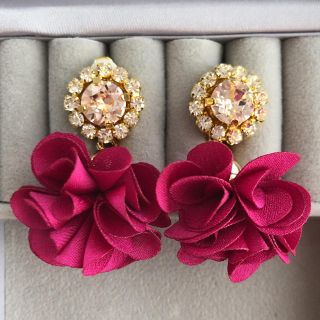 スワロフスキー(SWAROVSKI)の揺れるお花のイヤリング(イヤリング)