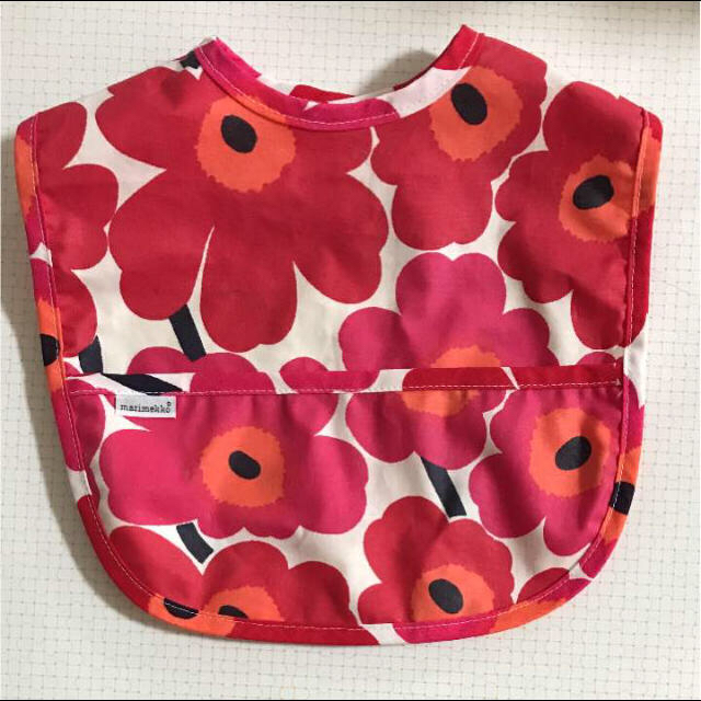 marimekko(マリメッコ)の新品☆マリメッコ  ウニッコ柄スタイ キッズ/ベビー/マタニティのこども用ファッション小物(ベビースタイ/よだれかけ)の商品写真