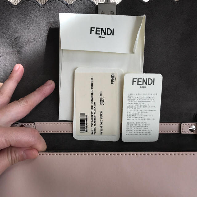 FENDI(フェンディ)の薄い難有り  フェンディ  キャナイ ピンクベージュ 春色 バック レディースのバッグ(ショルダーバッグ)の商品写真