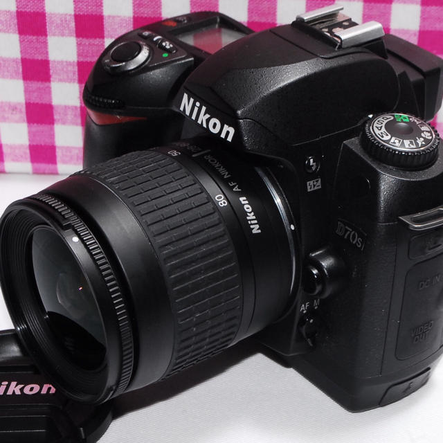 Nikon(ニコン)の❤最高の一瞬を逃さない❤Nikon D70s レンズキット★安心保証付き★ スマホ/家電/カメラのカメラ(デジタル一眼)の商品写真