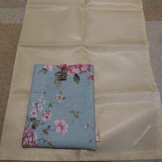 LAURA ASHLEY(ローラアシュレイ)の未使用　LAURA ASHLEYオムツ替えシート キッズ/ベビー/マタニティのおむつ/トイレ用品(おむつ替えマット)の商品写真