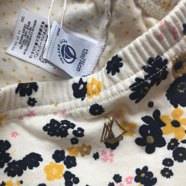 PETIT BATEAU(プチバトー)の☆SALE☆ 新品 プチバトー♡ チュビックフラワープリントカルソン 12m キッズ/ベビー/マタニティのベビー服(~85cm)(パンツ)の商品写真