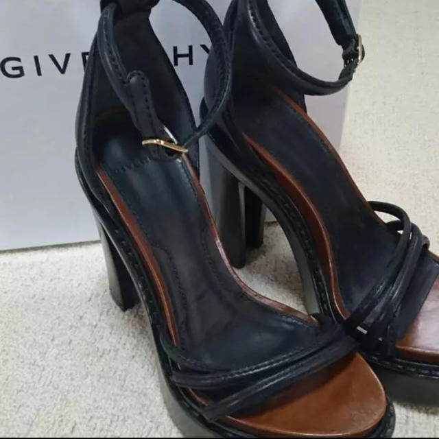 GIVENCHY(ジバンシィ)の値下げ GIVENCHY ストラップサンダル 37 レディースの靴/シューズ(サンダル)の商品写真