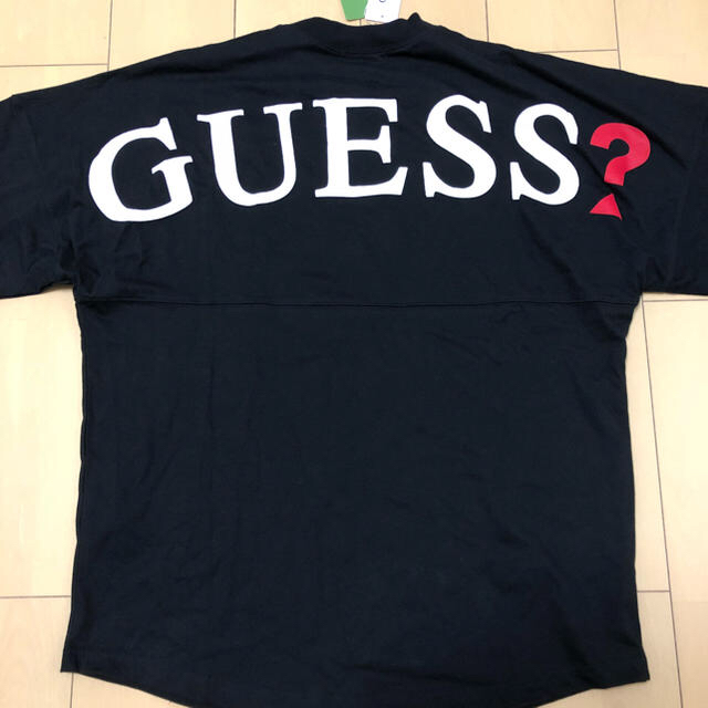 GUESS(ゲス)のGUESS スーパービックフットボールtee レディースのトップス(Tシャツ(長袖/七分))の商品写真
