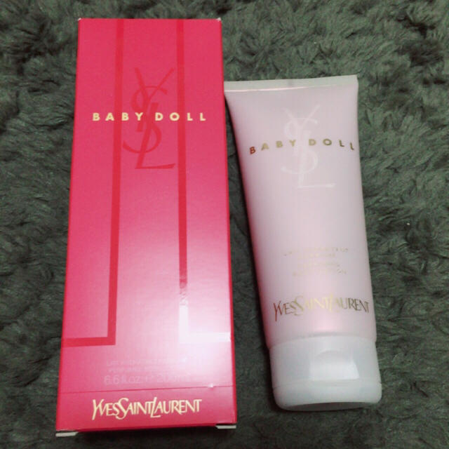 Yves Saint Laurent Beaute(イヴサンローランボーテ)の新品未使用♡babydoll♡ボディクリーム コスメ/美容のボディケア(ボディクリーム)の商品写真