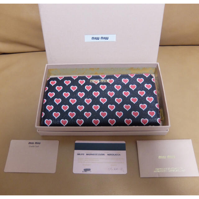 miumiu(ミュウミュウ)のミュウミュウ 新作　財布サイフ miumiu 型押しカーフ 可愛い ハート柄★ レディースのファッション小物(財布)の商品写真