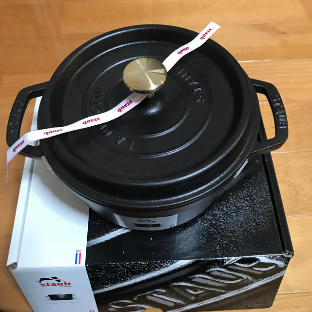 STAUB - ストウブ ピコ・ココット ラウンド 20cm ブラック 新品の通販 by エムアンドエムズ's shop｜ストウブならラクマ