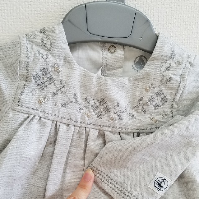 PETIT BATEAU(プチバトー)の【新品】プチバトー グレーツイルワンピース＆ブルマセット 12m/74cm キッズ/ベビー/マタニティのベビー服(~85cm)(ワンピース)の商品写真