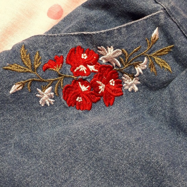 しまむら(シマムラ)の花柄刺繍デニムパンツ☆新品激安送料込み レディースのパンツ(デニム/ジーンズ)の商品写真