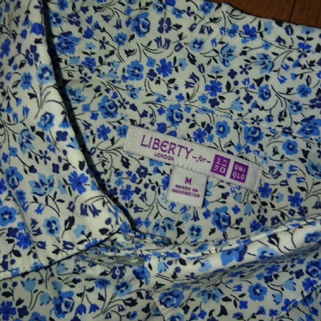 UNIQLO(ユニクロ)のUNIQLO 花柄 シャツ 半袖 青 白 Mサイズ メンズのトップス(シャツ)の商品写真