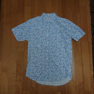 ユニクロ(UNIQLO)のUNIQLO 花柄 シャツ 半袖 青 白 Mサイズ(シャツ)