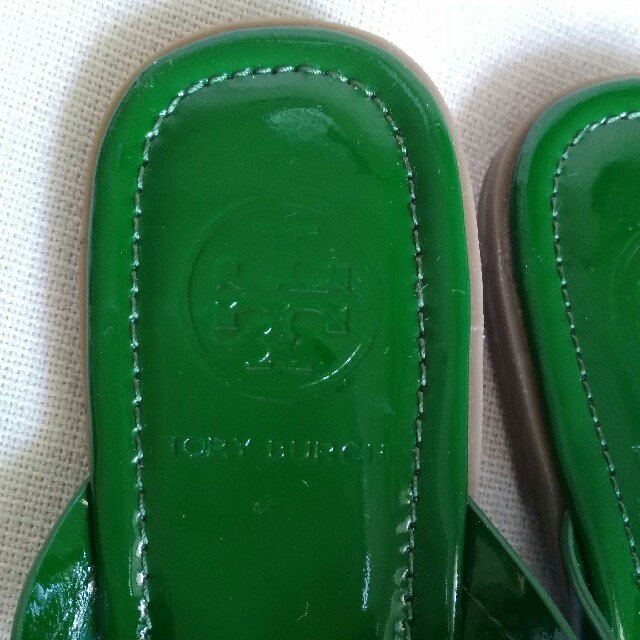 Tory Burch(トリーバーチ)の新品未使用トリーバーチ緑エナメルサンダル39/バーニーズニューヨーク/フォクシー レディースの靴/シューズ(サンダル)の商品写真