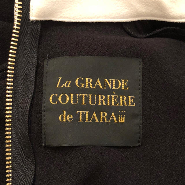 tiara(ティアラ)のTIARA コクーン型 襟付きブラックワンピース レディースのワンピース(ひざ丈ワンピース)の商品写真