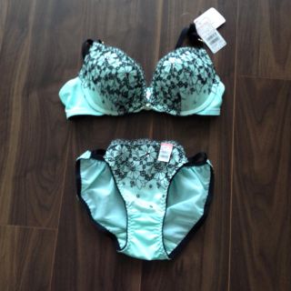 aimerfeel（エメフィール）の「オフショルフリル水着（水着