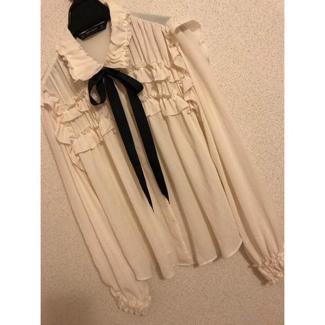 ZARA(ザラ)のZARAリボンフリルブラウス レディースのトップス(シャツ/ブラウス(長袖/七分))の商品写真