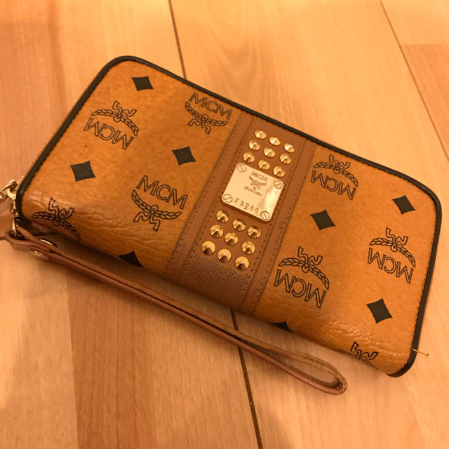 MCM(エムシーエム)のMCM スタッズ 長財布 メンズのファッション小物(長財布)の商品写真