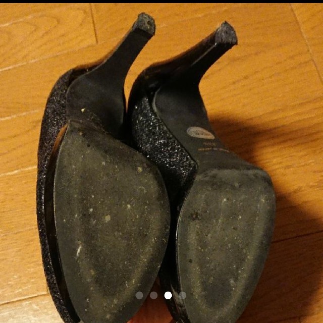 VIVA ANGELINA(ビバアンジェリーナ)のVIVA ANGELINA 黒ラメ パンプス レディースの靴/シューズ(ハイヒール/パンプス)の商品写真
