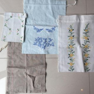 キャトルセゾン(quatre saisons)の【未使用】きれいな刺繍巾着 3枚セット ミモザ 花 キャトルセゾン 1枚おまけ！(その他)