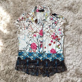 ビーシービージーマックスアズリア(BCBGMAXAZRIA)のBCBG MAX AZRIA 花柄シャツ (シャツ/ブラウス(長袖/七分))