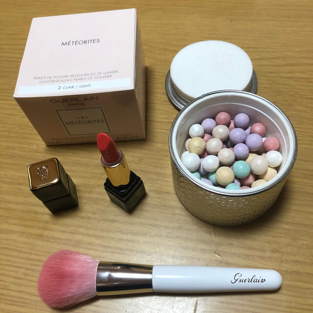 GUERLAIN(ゲラン)のゲラン 豪華３点セット メテオリットビーユN2 kiss kiss ブラシ コスメ/美容のベースメイク/化粧品(フェイスパウダー)の商品写真