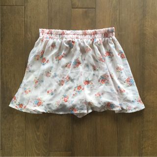 ページボーイ(PAGEBOY)の美品【PAGE BOY】フラワープリントショートパンツ キュロット(キュロット)