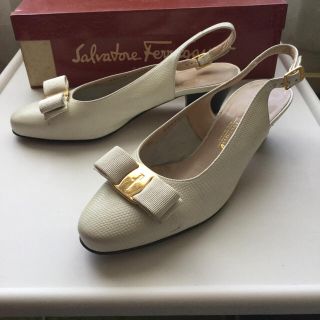 サルヴァトーレフェラガモ(Salvatore Ferragamo)の【中古】フェラガモ ヴァラリボン バックストラップパンプス レザー 白 24cm(ハイヒール/パンプス)