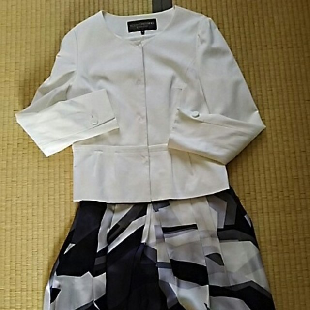 BODY DRESSING Deluxe(ボディドレッシングデラックス)の極美品♪ボディドレッシングデラックスノーカラー裾ペプラム春♪ジャケット☆40白 レディースのジャケット/アウター(ノーカラージャケット)の商品写真