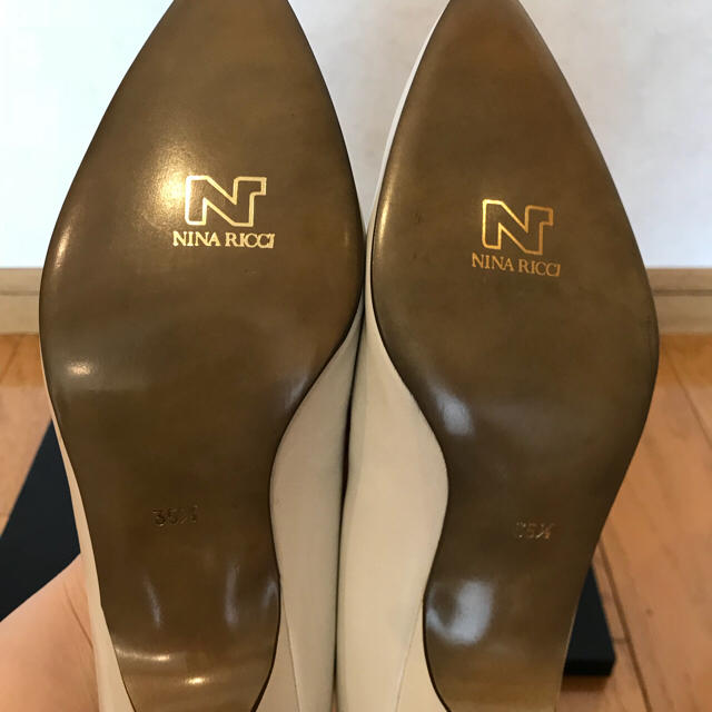 NINA RICCI(ニナリッチ)のNINA RICCI ホワイトパンプス レディースの靴/シューズ(ハイヒール/パンプス)の商品写真