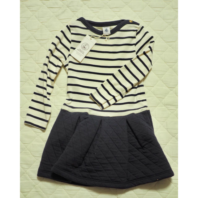 PETIT BATEAU(プチバトー)のプチバトー 肩ボタンマリニエールコンビワンピース 4A キッズ/ベビー/マタニティのキッズ服女の子用(90cm~)(ワンピース)の商品写真