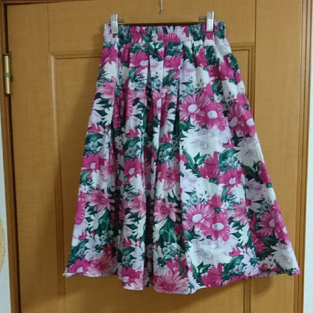 しまむら(シマムラ)の【新品未使用】花柄スカート レディースのスカート(ひざ丈スカート)の商品写真