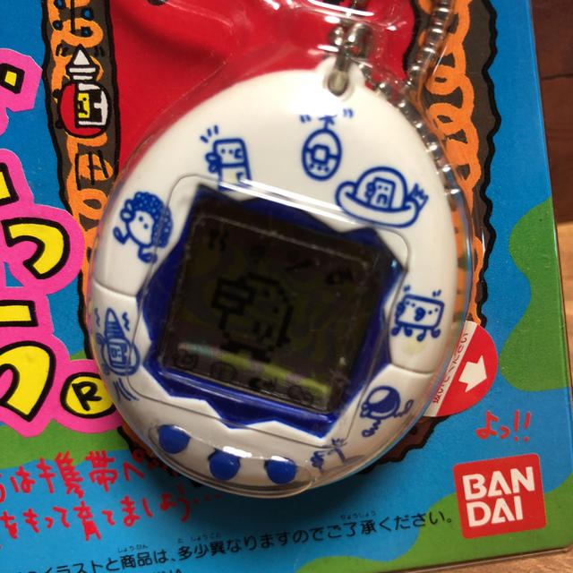 BANDAI(バンダイ)のバンダイ 新種発見‼︎ たまごっち 白青 中古品 エンタメ/ホビーのゲームソフト/ゲーム機本体(携帯用ゲーム機本体)の商品写真