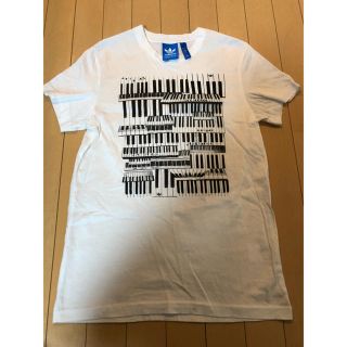 アディダス(adidas)のadidas ピアノ鍵盤 デザインTシャツ(Tシャツ(半袖/袖なし))