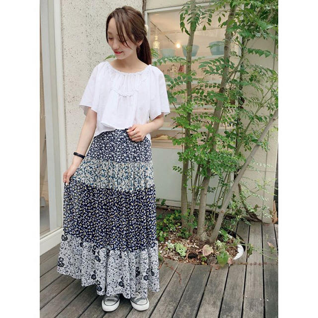 flower(フラワー)のpatch work flower skirt～ﾊﾟｯﾁﾜｰｸﾌﾗﾜｰｽｶｰﾄ レディースのスカート(ロングスカート)の商品写真