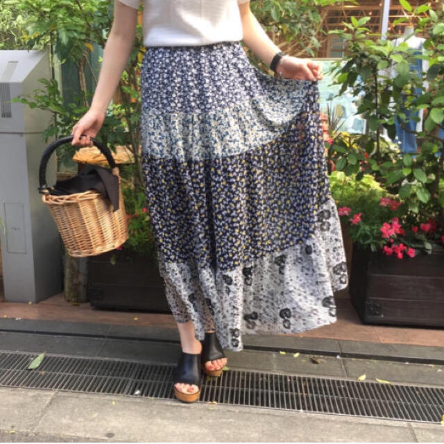 flower(フラワー)のpatch work flower skirt～ﾊﾟｯﾁﾜｰｸﾌﾗﾜｰｽｶｰﾄ レディースのスカート(ロングスカート)の商品写真