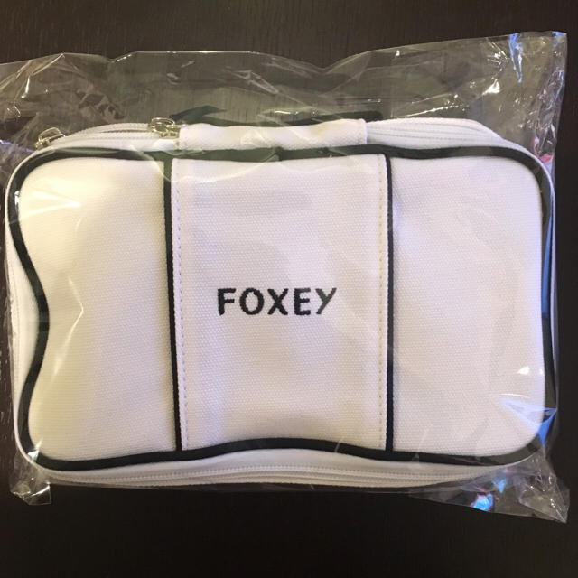 FOXEY(フォクシー)のご専用☆FOXEY☆新品未開封☆トラベルポーチ☆ホワイト☆クリアケース4点付き レディースのファッション小物(ポーチ)の商品写真