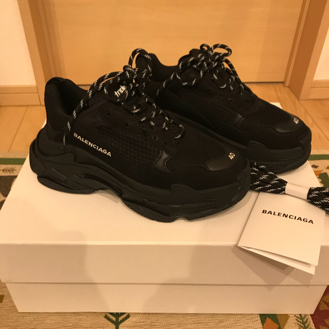 Balenciaga(バレンシアガ)の 国内正規 新品　Triple s 40 BALENCIAGA バレンシアガ 黒 メンズの靴/シューズ(スニーカー)の商品写真