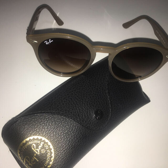 Ray-Ban(レイバン)のレイバン ベージュ サングラス レディースのファッション小物(サングラス/メガネ)の商品写真