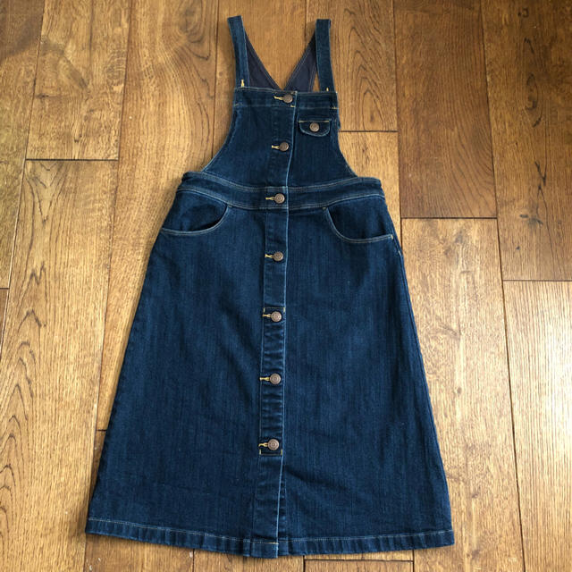 GU(ジーユー)のGU デニムサロペットスカート 140サイズ キッズ/ベビー/マタニティのキッズ服女の子用(90cm~)(スカート)の商品写真