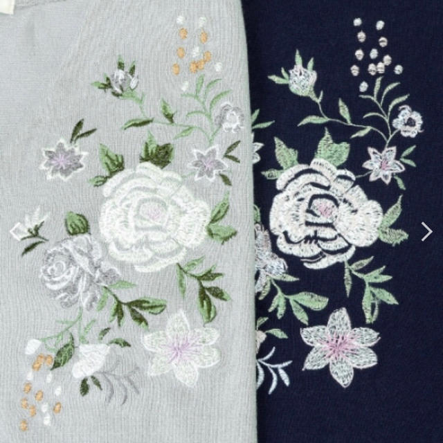 MAJESTIC LEGON(マジェスティックレゴン)のほぼ未使用!MAJESTIC LEGON ∞花刺繍Vニットカーディガン グレー  レディースのトップス(カーディガン)の商品写真