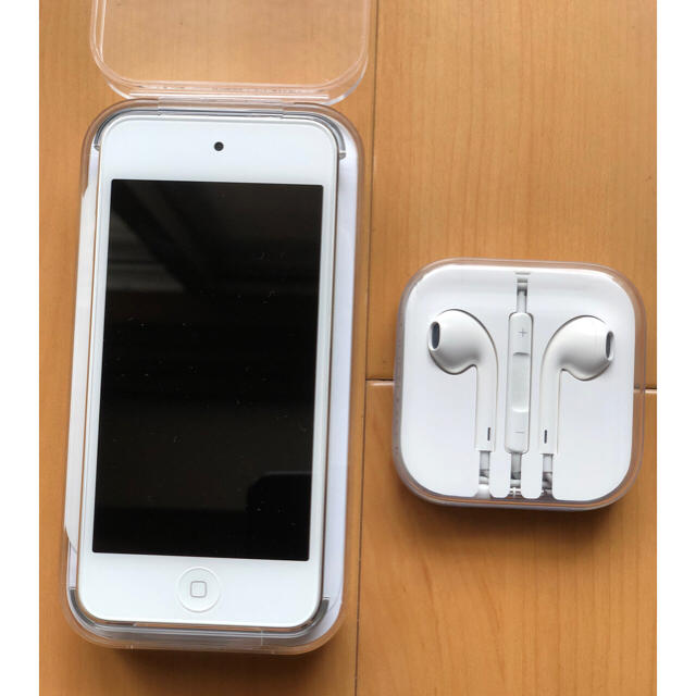 iPod touch(アイポッドタッチ)のiPod touch 第6世代 32GB シルバー Apple スマホ/家電/カメラのオーディオ機器(ポータブルプレーヤー)の商品写真