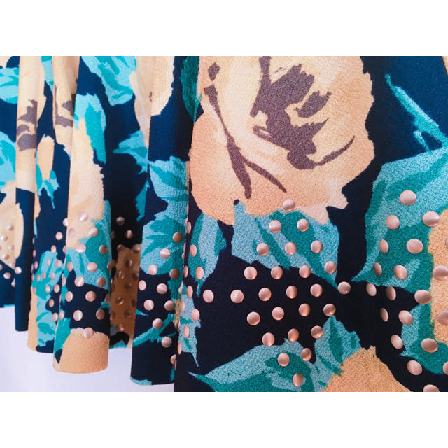 Lily Brown(リリーブラウン)のリリーブラウン   スタッズ 花柄 スカート レディースのスカート(ミニスカート)の商品写真