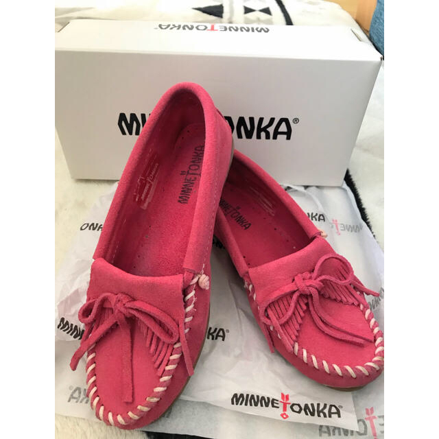 Minnetonka(ミネトンカ)のMINNETONKA ホットピンク サイズ22 レディースの靴/シューズ(スリッポン/モカシン)の商品写真