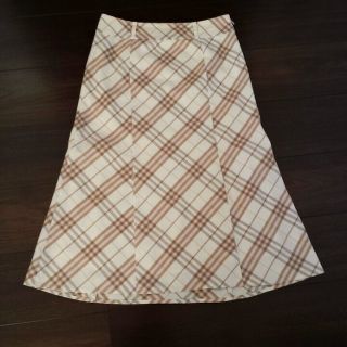 バーバリー(BURBERRY)の【値下げ！】バーバリースカート白×ピンク36 M・7～9号☆ミモレ丈(ロングスカート)